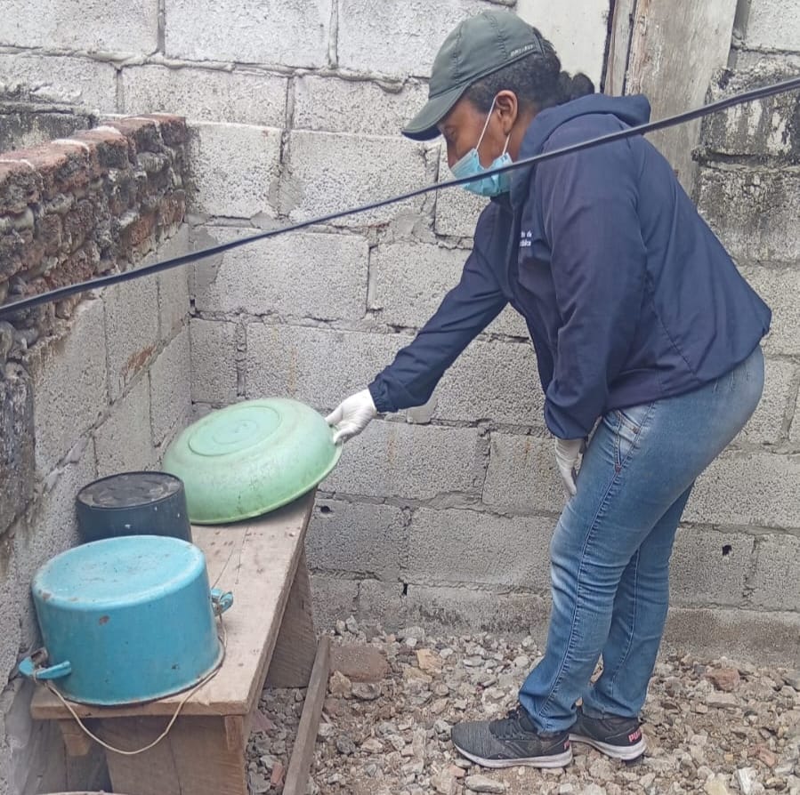 Salud_CZ8's tweet image. #MSPEnTerritorio | Con el objetivo de prevenir casos febriles, transmitidos por picaduras de mosquito, personal de #ControlVectorial del #Distrito09D04 de @Salud_Ec abatizan y realizan destrucción de criaderos en domicilios de la parroquia #FebresCordero.