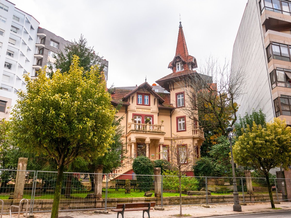 O mes pasado reabriu a Casa da Xuventude. Trátase dun lugar importante para a mocidade desta cidade, así que nos alegramos. Porén, non podemos esquecer que abre ano e medio despois de pechar sen previo aviso, a pesar de que o prazo de execución das obras era de 5 meses 🤷