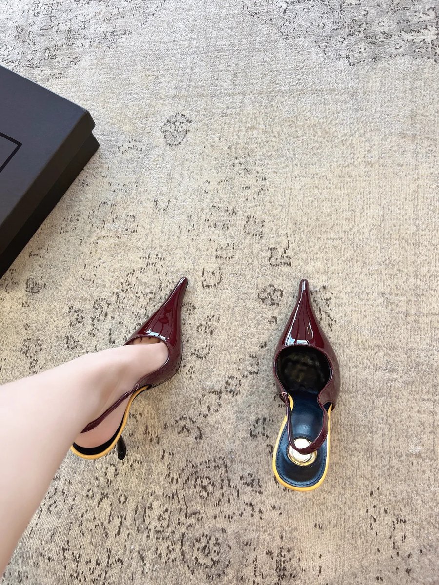 Rodgersago's tweet image. Stepping into the weekend in style. ✨👠