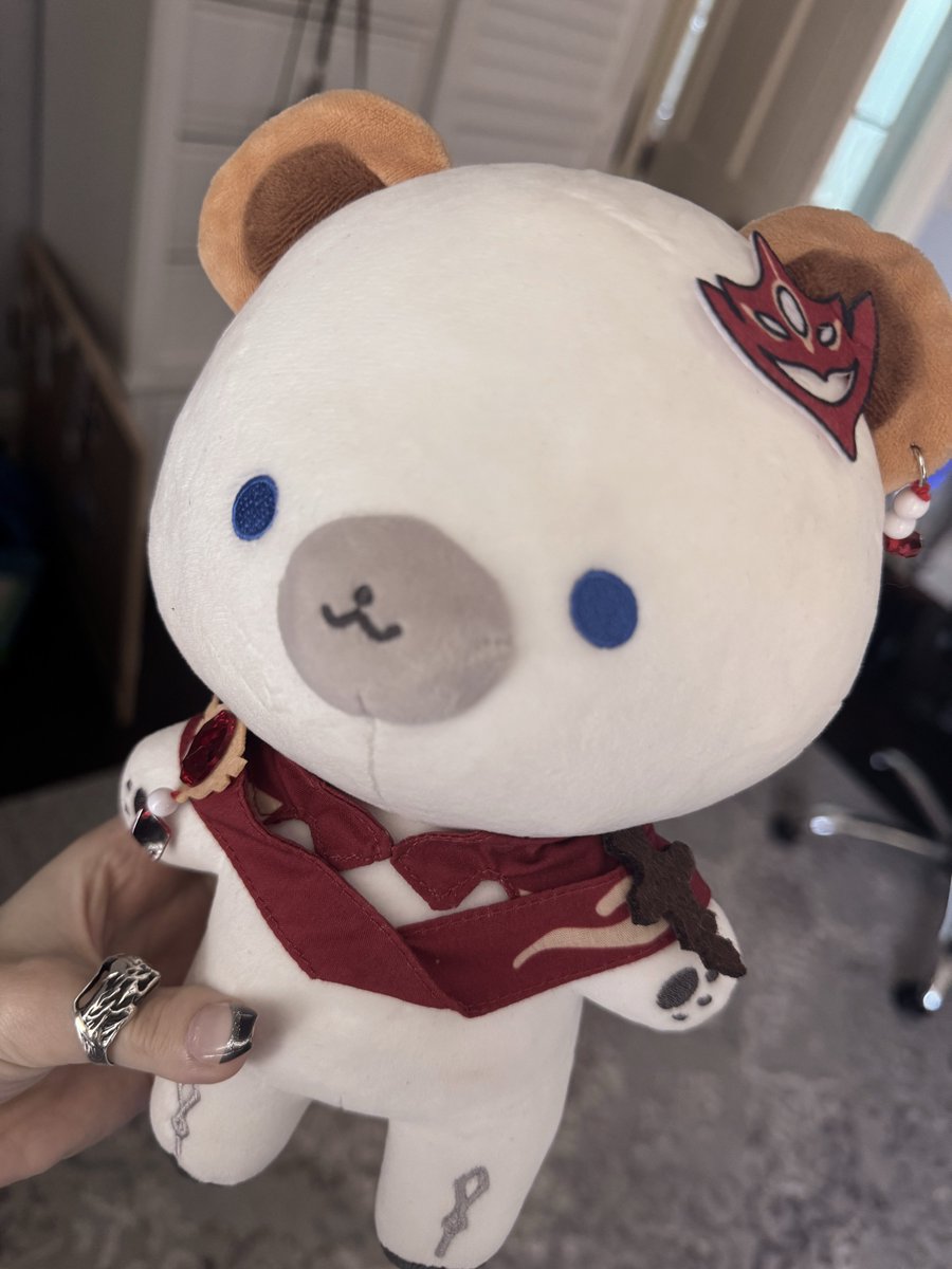 chat plz look at my Tartaglia bear that just came in