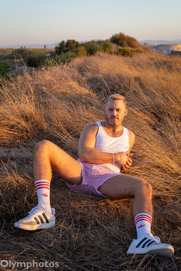 🚨 NOVEDADES 🚨

Descubre la segunda sesión de ChicOlympus con Rubén, fotografiado al amanecer en la playa de Pinedo. 

Una propuesta de fotografía homoerótica que celebra el cuerpo masculino, la luz mediterránea y la sensualidad natural.

olymphotos.com