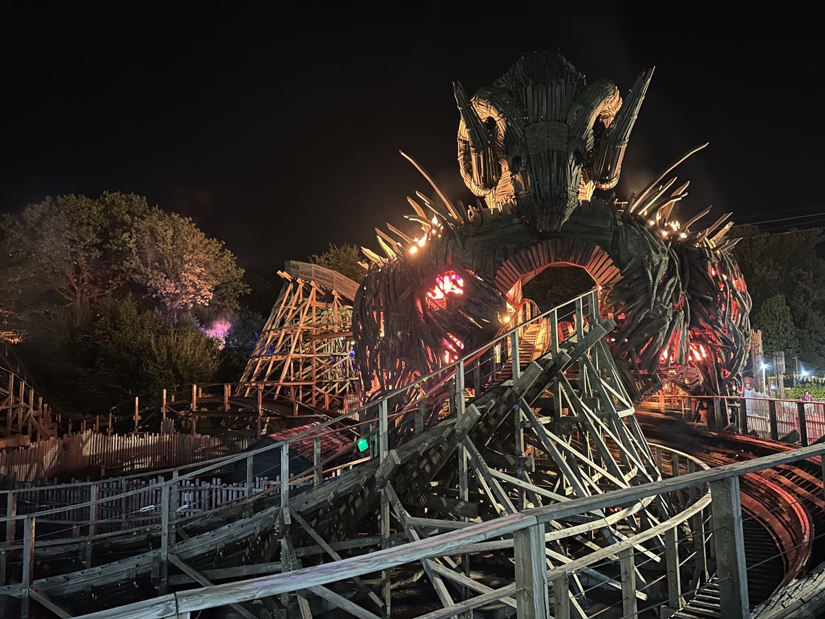 This Halloween season, we were invited to <a href="/altontowers/">Alton Towers Resort</a> to experience this year's #Scarefest, including the all-new Edge of the Forest. Not for the faint-hearted! 👻

Here's our Scarefest 2025 roundup: attractionsdaily.com/2025/10/alton-…

#altontowers #halloween #pr
