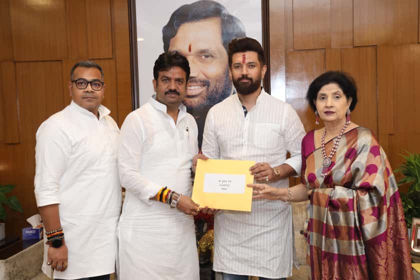 राष्ट्रीय अध्यक्ष सह केंद्रीय मंत्री आदरणीय श्री <a href="/iChiragPaswan/">युवा बिहारी चिराग पासवान</a> जी ने बिहार संसदीय बोर्ड के अध्यक्ष श्री हुलास पांडेय जी को NDA समर्थित लोक जनशक्ति पार्टी (रामविलास) की ओर से 199 - ब्रह्मपुर विधानसभा का प्रत्याशी घोषित किया।

मौके पर बिहार प्रभारी व जमुई सांसद आदरणीय श्री अरुण