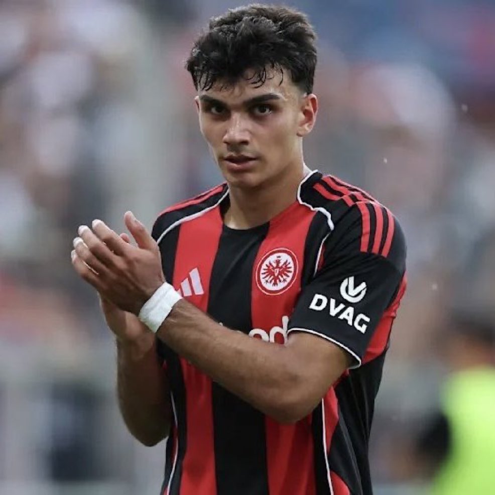 Kendi takımında bile oynamayan Oğuz Aydın’a ve sahada 70 dakika etkisiz kalan Kerem’e şans verilirken ikisinden de daha yetenekli Can Uzun’a neden süre verilmiyor? 

Arka planda bu işin içinde hangi oyuncu veya menajer varsa hesap vermeli. 

Kötü niyet var burda.