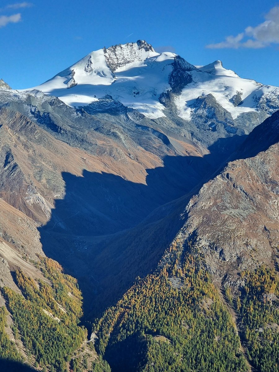 subfossilguy's tweet image. The beautiful Rimpfischhorn (4199 m) at the end of the Täschalp! 😍