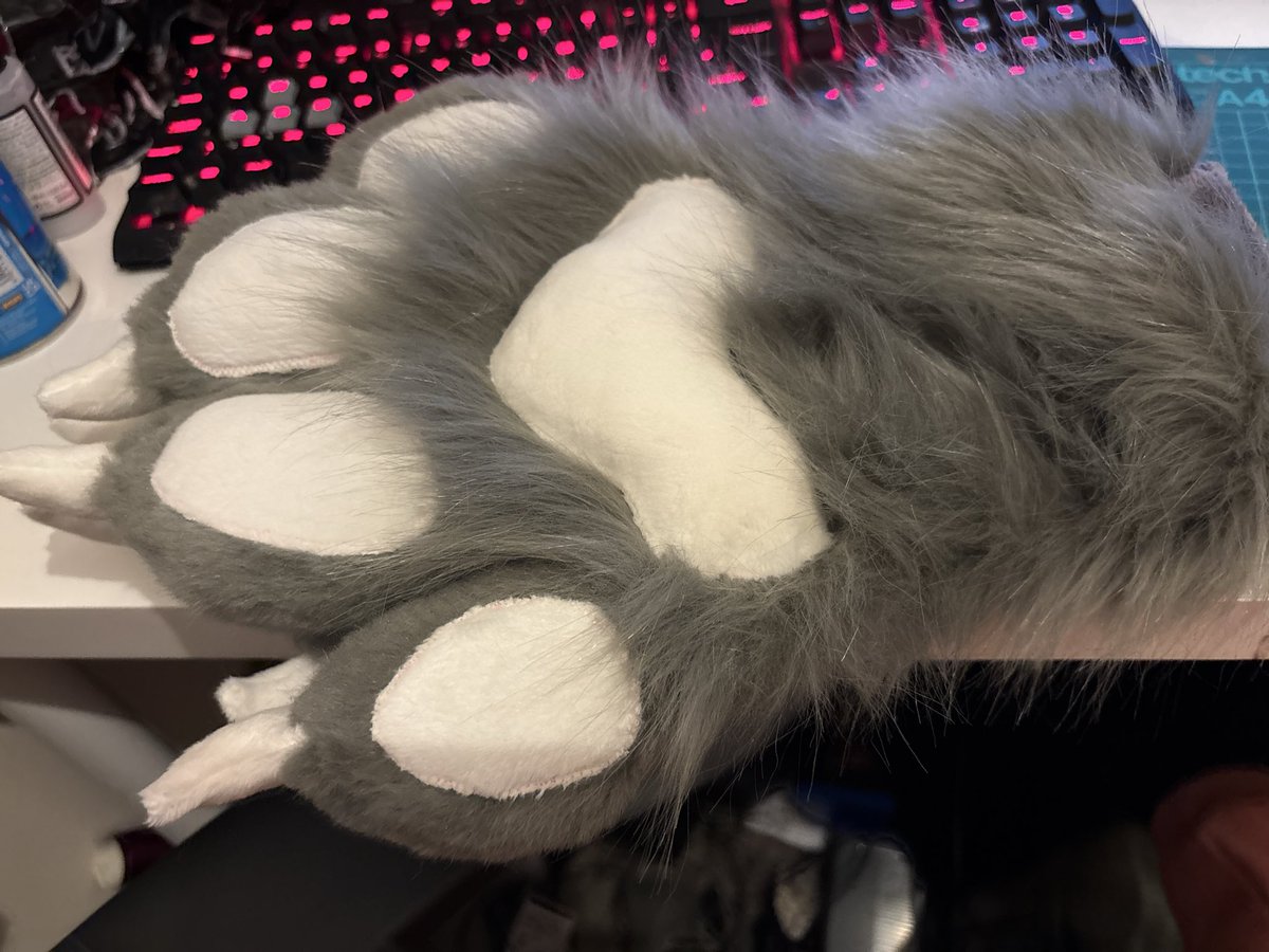 Paws for <a href="/Welsh_Folf99/">Lee Folf 🔜 LFMWP</a> pretty much done. They just need the inner pillows.  
They are done on the kloofsuits paw pattern and feature squeakers in the big pads.