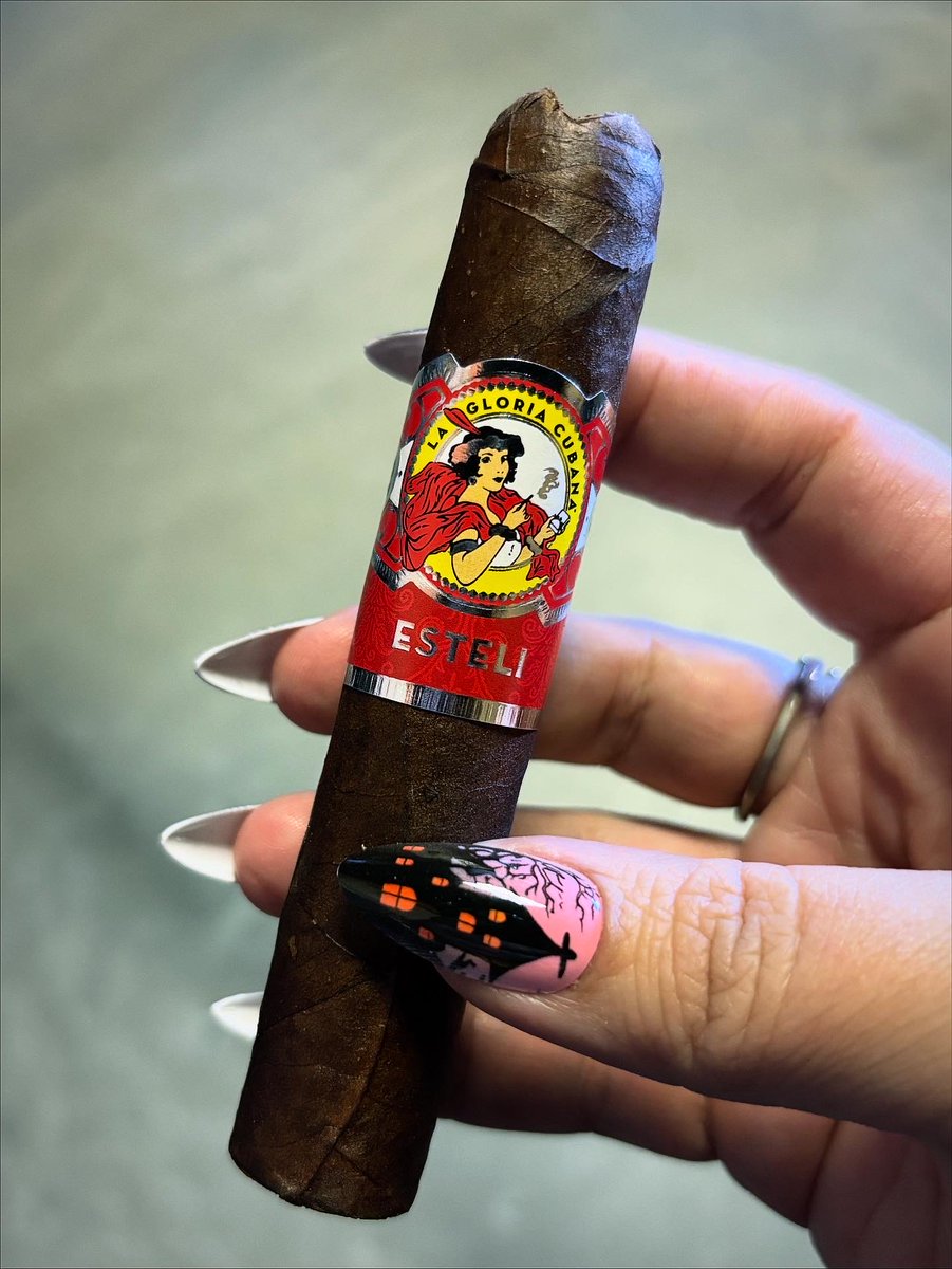SophiaM41298966's tweet photo. #cigaroftheday #lagloriacubanaesteli
#lagloriacubana #elcidscigarshop #elcidscigarlounge #elcidstobacco #elcidscigars #elcids #sophiassmokes #cigarboss #cigarwomen #cigarshop #cigarlounges #cigarporn #cigaraddict #cigaraddiction #cigarcollector #cigarcollection #cigarworld https://t.co/ppbIj8MrK6