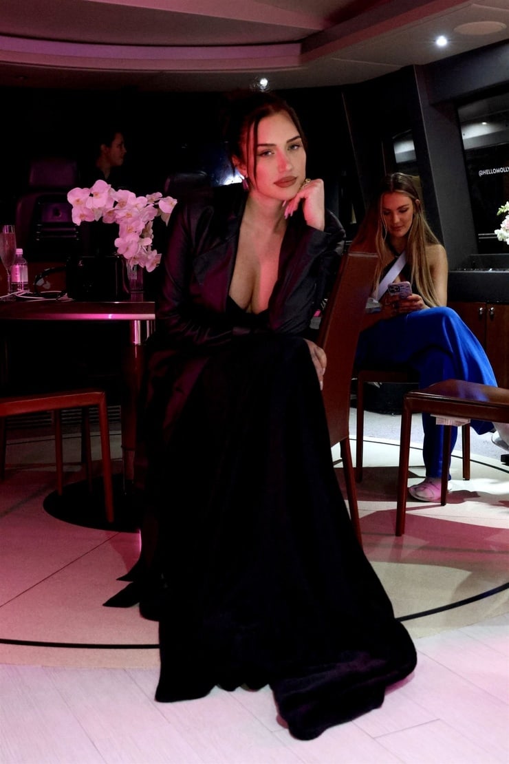 “𝐼𝒻 𝓎𝑜𝓊'𝓇𝑒 𝑔𝑜𝒾𝓃𝑔 𝓉𝑜 𝓁𝒾𝑒, 𝓂𝒶𝓀𝑒 𝒾𝓉 𝒶 𝑔𝑜𝑜𝒹 𝑜𝓃𝑒.”   

Aisling Cain  

Owner of Ebony Wand Apothecary

Deals with Demons

Multiship  

Half Sister to <a href="/AspectusSanguis/">𝑱𝒂𝒎𝒆𝒔𝒐𝒏 𝑯𝒂𝒍𝒆.</a> 

Practices Dark Magic  

#fandomless #fantasyrp #CrystalWisteria

<a href="/TempsDesireRPG/">Temptations Desire</a>