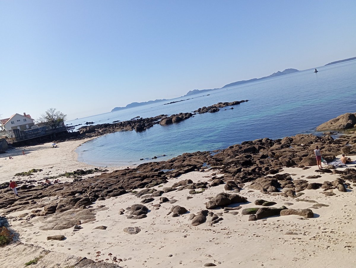 🥳 As miñas fotos dos Premios Xerais. Moitas grazas por convidarme. Coñecín/falei cunha chea de xente (aínda que non o pareza). Observei. Conseguín, por fin, a sinatura do Anxo. Entrei no mar, que son monte, pero acuático.