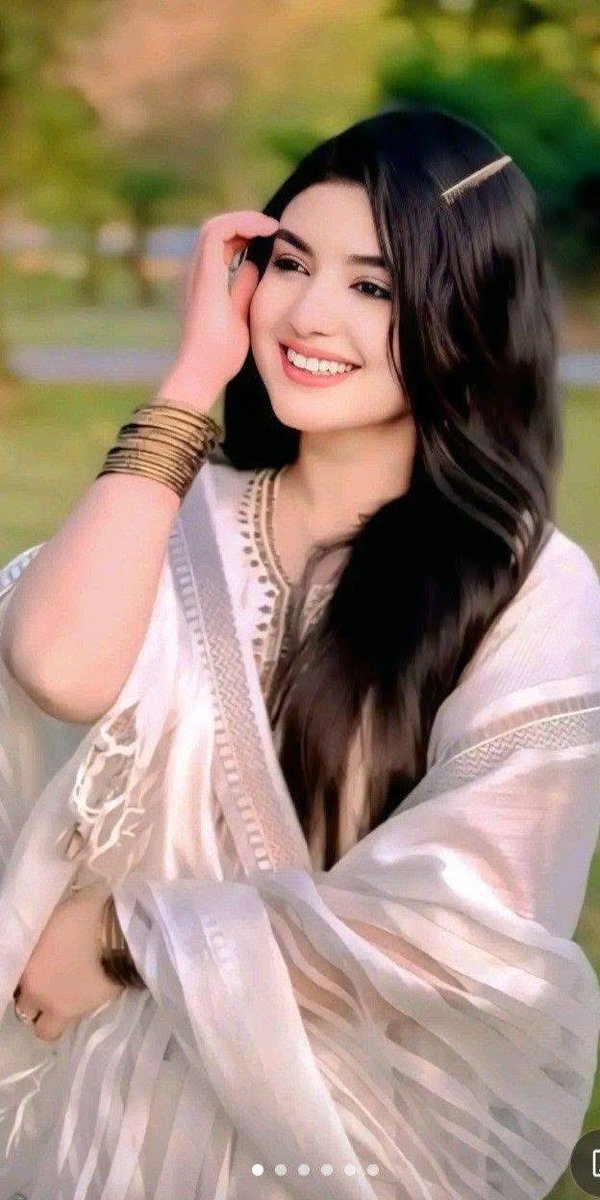 الحب مايعرف سلوم   وقـبيله
مثل النسيم العذب يدخل بالانفاس

واللي شعر بالحب , قلبه دليـله
ماينشد العالم  ولا ينشد الناس...🤍❤️🤍