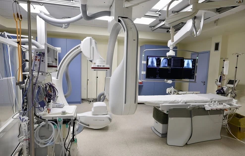 Pedocardio's tweet photo. ΔΕΛΤΙΟ ΤΥΠΟΥ
 
Εγκαίνια του ανακαινισμένου Αιμοδυναμικού Εργαστηρίου του Ε.Κ.Α.Σ.ΚΑ.Π.
στο Νοσοκομείο Παίδων «Η Αγία Σοφία»
 
Μια σημαντική δωρεά που έγινε κατόπιν αιτήματος του Συλλόγου μας
 
Ο Σύλλογος Γονέων και Κηδεμόνων Παιδιών με Συγγενείς Καρδιοπάθειες “Η Αγία Σοφία” εκφράζει τη βαθιά του συγκίνηση και ικανοποίηση για την ανακαίνιση του Αιμοδυναμικού Εργαστηρίου του Ειδικού Κέντρου Αντιμετώπισης Συγγενών Καρδιοπαθειών στα Παιδιά (Ε.Κ.Α.Σ.ΚΑ.Π.) στο Γενικό Νοσοκομείο Παίδων Αθηνών «Η Αγία Σοφία», τα εγκαίνια της οποίας πραγματοποιήθηκαν σήμερα, Τρίτη 14 Οκτωβρίου 2025, παρουσία του Υπουργού Υγείας κ @AdonisGeorgiadi, του Υφυπουργού Υγείας κ. Μάριου Θεμιστοκλέους, του Διοικητή των Διασυνδεόμενων Νοσοκομείων κ. Αναστασίου Μίχα και του μεγάλου δωρητή κ. Αθανασίου Μαρτίνου. Στην τελετή παρέστη και ο Πρόεδρός μας, κ. Αγαμέμνων Σταυρόπουλος, εκπροσωπώντας τις οικογένειες των παιδιών με συγγενείς καρδιοπάθειες, που αποτελούν την ψυχή του Συλλόγου μας.
 
Η συγκεκριμένη δωρεά και ανακαίνιση του Αιμοδυναμικού Εργαστηρίου του Ειδικού Κέντρου Αντιμετώπισης Συγγενών Καρδιοπαθειών στα Παιδιά (Ε.Κ.Α.Σ.ΚΑ.Π.) συνολικής αξίας 570.000 ευρώ, πραγματοποιήθηκε κατόπιν αιτήματος του Συλλόγου μας προς τον κ. Αθανάσιο Μαρτίνο και την ΑΙΓΕΑΣ ΑΜΚΕ με επιστολή που αποστείλαμε στις 28 Αυγούστου 2022, ύστερα από σχετική ενημέρωση για την αναγκαιότητα αυτού του έργου που είχαμε από τον Διευθυντή του Καρδιολογικού Τμήματος και Συντονιστή Διευθυντή του Ε.Κ.Α.Σ.ΚΑ.Π.
 
Η ανακαίνιση αφορά πλήρη λειτουργική και αισθητική αναβάθμιση χώρων συνολικής έκτασης 460 τ.μ., που περιλαμβάνουν τον χώρο του νέου, υπερσύγχρονου ψηφιακού αγγειογράφου, τα ιατρεία, τον χώρο υπερηχοκαρδιογράφων, την αίθουσα ανάνηψης, την αίθουσα ανάλυσης Holter, τον χώρο κόπωσης και αναπνευστικής κόπωσης, καθώς και σύγχρονο ξενοδοχειακό και ιατροτεχνολογικό εξοπλισμό.
 
Είναι σημαντικό να σημειωθεί ότι ετησίως εξετάζονται στο Ε.Κ.Α.Σ.ΚΑ.Π. περί τα 7.500 παιδιά, ενώ πραγματοποιούνται όλων των τύπων διαγνωστικοί αλλά και θεραπευτικοί-επεμβατικοί καθετηριασμοί σε νεογνά, βρέφη και μεγαλύτερα παιδιά με συγγενείς και επίκτητες καρδιοπάθειες.
 
Ο Σύλλογός μας εκφράζει τις πιο θερμές του ευχαριστίες προς τον ευπατρίδη κ. Αθανάσιο Μαρτίνο και την ΑΙΓΕΑΣ ΑΜΚΕ για την άμεση ανταπόκρισή τους καθώς και προς το Υπουργείο Υγείας και τη Διοίκηση του Νοσοκομείου για τη συνεργασία και τη στήριξη στην υλοποίηση του έργου.
 
Παράλληλα, ο Σύλλογος καλεί το Υπουργείο Υγείας να συνεχίσει να στηρίζει έμπρακτα αυτή τη σημαντική προσφορά, διασφαλίζοντας την μόνιμη και απρόσκοπτη λειτουργία του Ε.Κ.Α.Σ.ΚΑ.Π. μέσω των αναγκαίων προσλήψεων ιατρικού, νοσηλευτικού και τεχνικού προσωπικού καθώς και της συνεχούς ενίσχυσης των υποδομών.
 
Ιδιαίτερη σημασία έχει και η δέσμευση του Υπουργού Υγείας κ. Άδωνι Γεωργιάδη για την υπογραφή της αυτονομίας της Καρδιοχειρουργικής Εντατικής Μονάδας (ΚΕΜ) στους νέους οργανισμούς των Νοσοκομείων, ώστε να εξασφαλιστεί η εύρυθμη λειτουργία της και πλήρης ανάπτυξη του μοναδικού Παιδοκαρδιοχειρουργικού Κέντρου στο ΕΣΥ.
 
Η σημερινή ημέρα σηματοδοτεί μια σημαντική νίκη για τα παιδιά με συγγενείς καρδιοπάθειες και τις οικογένειές τους. Ο Σύλλογός μας δεσμεύεται να συνεχίσει τον αγώνα του για μόνιμη λειτουργία και συνεχή αναβάθμιση του μοναδικού Παιδοκαρδιοχειρουργικού Κέντρου του Ε.Σ.Υ., που λειτουργεί στο Νοσοκομείο Παίδων «Η Αγία Σοφία» και εξυπηρετεί χιλιάδες παιδιά απ’ όλη την Ελλάδα και το εξωτερικό. #Παιδοκαρδιοχειρουργικο #ΠαιδωνΑγιαΣοφια