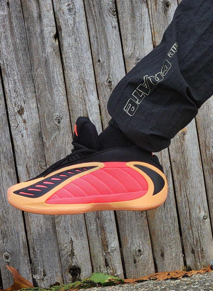 key2ursole's tweet image. With love, #BelieveThat with pride 🖤💅🏽 .@adidasHoops

👟: Adidas Anthony Edward 2
🧥: Adidas "Pride" 
👖: The Crate.

I absolutely love the 2 man. Adidas got another their hands again! They look so good on little feet 🤭
How're yall feeling about it? 

Happy Tuesday ‼️