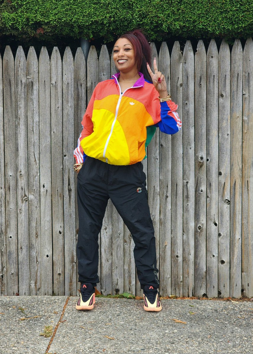 key2ursole's tweet image. With love, #BelieveThat with pride 🖤💅🏽 .@adidasHoops

👟: Adidas Anthony Edward 2
🧥: Adidas "Pride" 
👖: The Crate.

I absolutely love the 2 man. Adidas got another their hands again! They look so good on little feet 🤭
How're yall feeling about it? 

Happy Tuesday ‼️