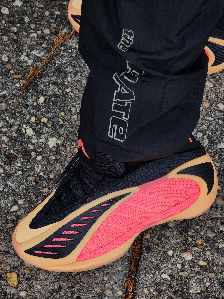 key2ursole's tweet image. With love, #BelieveThat with pride 🖤💅🏽 .@adidasHoops

👟: Adidas Anthony Edward 2
🧥: Adidas "Pride" 
👖: The Crate.

I absolutely love the 2 man. Adidas got another their hands again! They look so good on little feet 🤭
How're yall feeling about it? 

Happy Tuesday ‼️