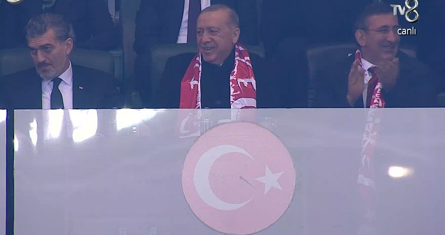Gülüşünde bir liderin huzuru, bir halkın duası var.🤲

Halit #millitakım Türkiye -Gürcistan Reis