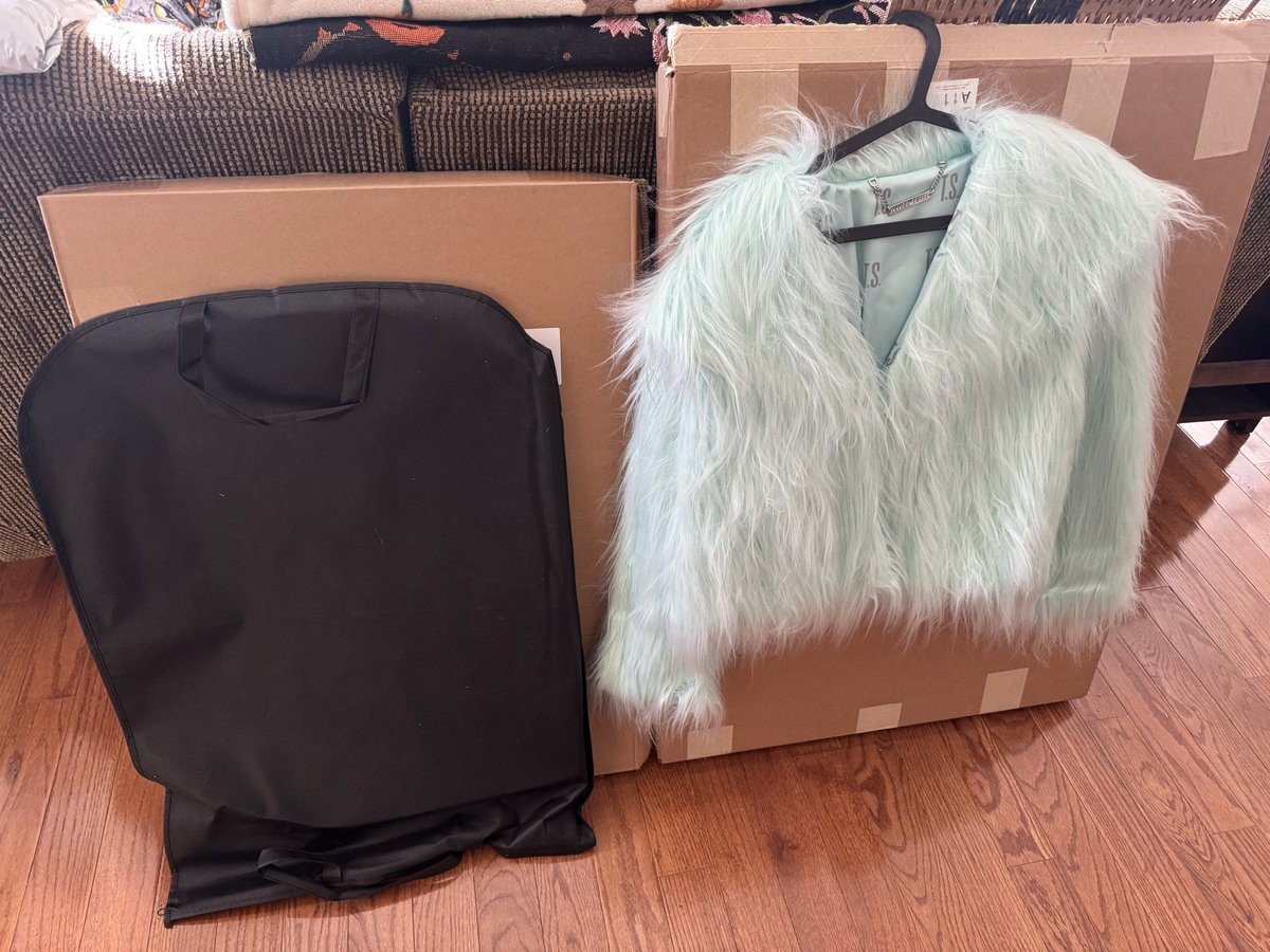 erikas_version's tweet image. y’all my coat got here in COMICALLY LARGE packaging 🫣 my fedex guy is probably mad