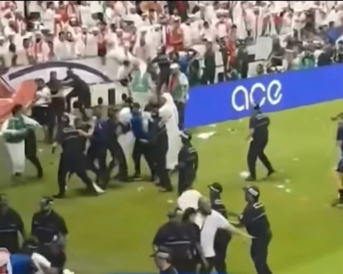 في جمهور من الجانب الاخر بيقول اصل دونجا وشلبي وعبدالوحد مش محترمين وقنعهم ان هما صح ودول مش محترمين اتفرجو يا اخوتي دا ضرب لعيبة قطر عشان دخلو هدف شوفت ياحبيب منك ليه ابقو انتقدو اولاد بلدكم عشان بس بيلعبو لزمالك وطلعونا شكلنا وحش ولعيبتنا وحشه اتفرجو حقهم رجع..😏