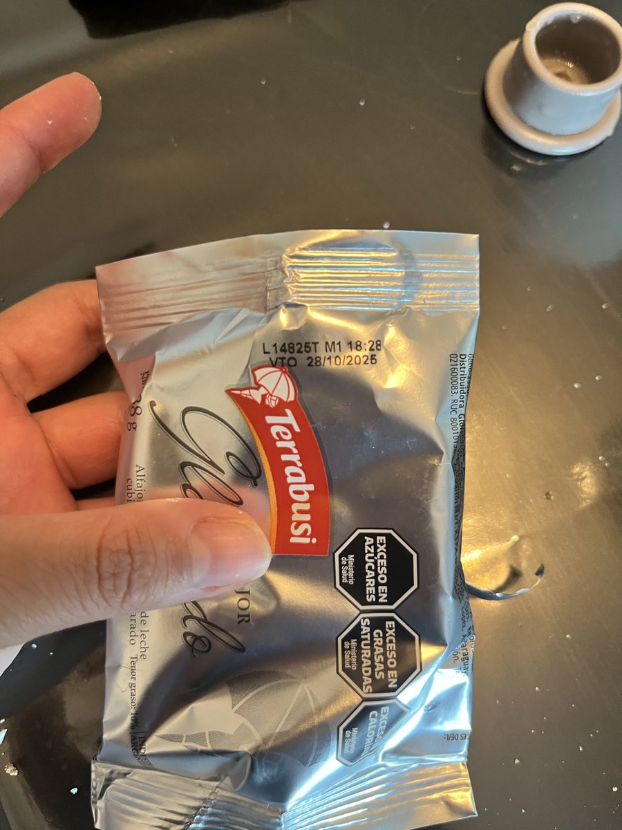 Flortisocco's tweet photo. Momento de alegría del día con @TerrabusiArg sale mal 😥
Mi alfajor tenía gusto rancio y como telarañas en los costados 😱 https://t.co/KkOGGVBsog