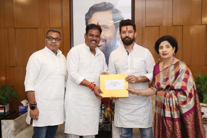 LJP4India's tweet image. राष्ट्रीय अध्यक्ष सह केंद्रीय मंत्री आदरणीय श्री @iChiragPaswan जी ने बिहार प्रदेश के प्रधान महासचिव श्री संजय पासवान को NDA समर्थित लोक जनशक्ति पार्टी (रामविलास) की ओर से 147 - बखरी (सुरक्षित) विधानसभा का प्रत्याशी घोषित किया।
मौके पर बिहार प्रभारी व जमुई सांसद आदरणीय श्री अरुण…