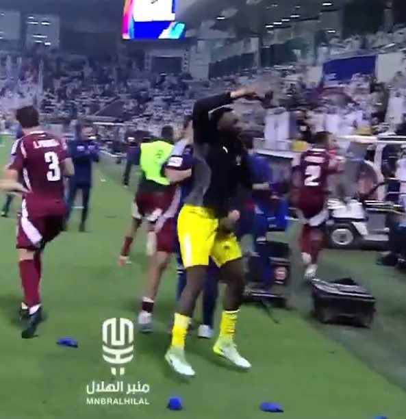 الكل يهاجم جماهيرنا على ردة الفعل 
وغضوا النظر عن الفعل من لاعب قليل ادب وبحركة غير اخلاقية 

الا اذا تغيرت قواعد الادب عند بعض العرب !