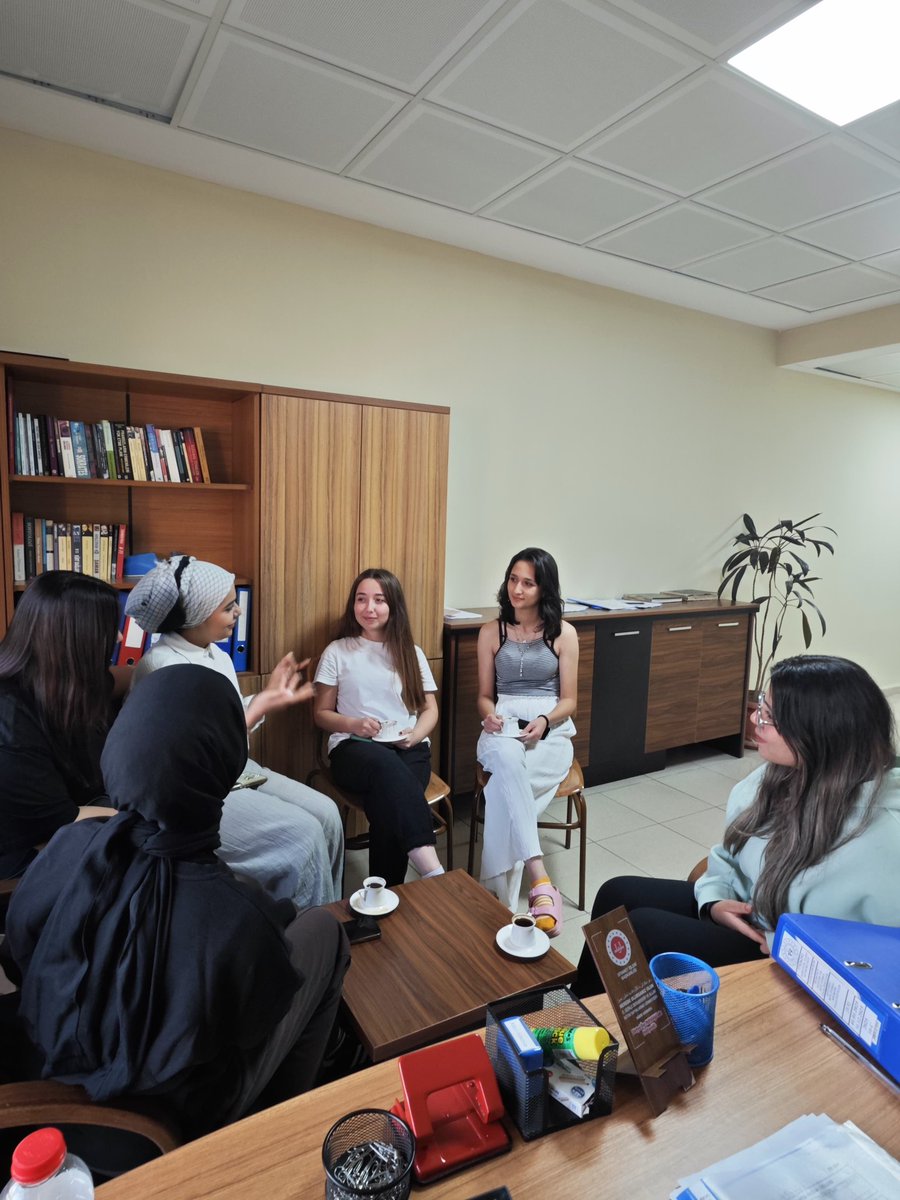 HatayKYGM's tweet image. 📌 Dörtyol Yurdu
Pusula Projesi kapsamında Bilgisayar Programcılığı okuyan 1. sınıf ve son sınıf öğrencilerimizi bir araya getirip bölümle ilgili tecrübe paylaşımı yapmalarını sağladık. 👩💻 💯
@aliosmanbebek