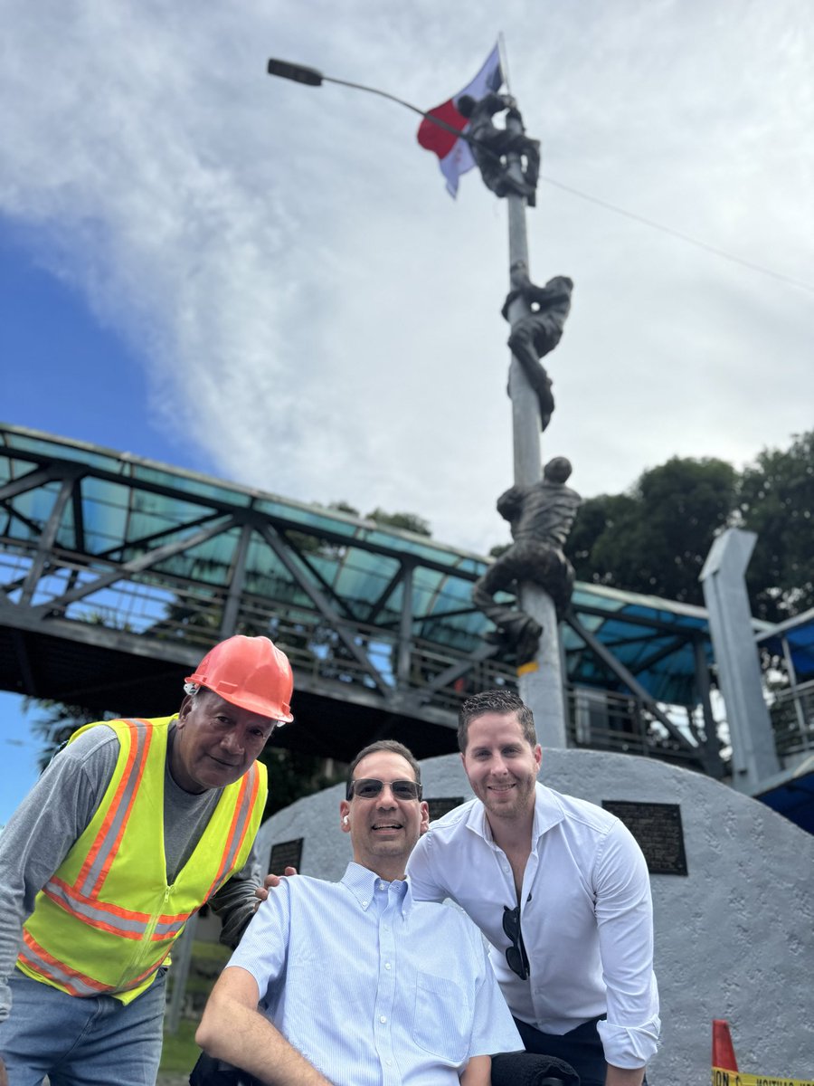 Mayer's tweet photo. Hoy le pusimos una nueva bandera al monumento de los mártires. Vienen luminarias nuevas para que se aprecie mejor de noche https://t.co/KMozYk9wu5