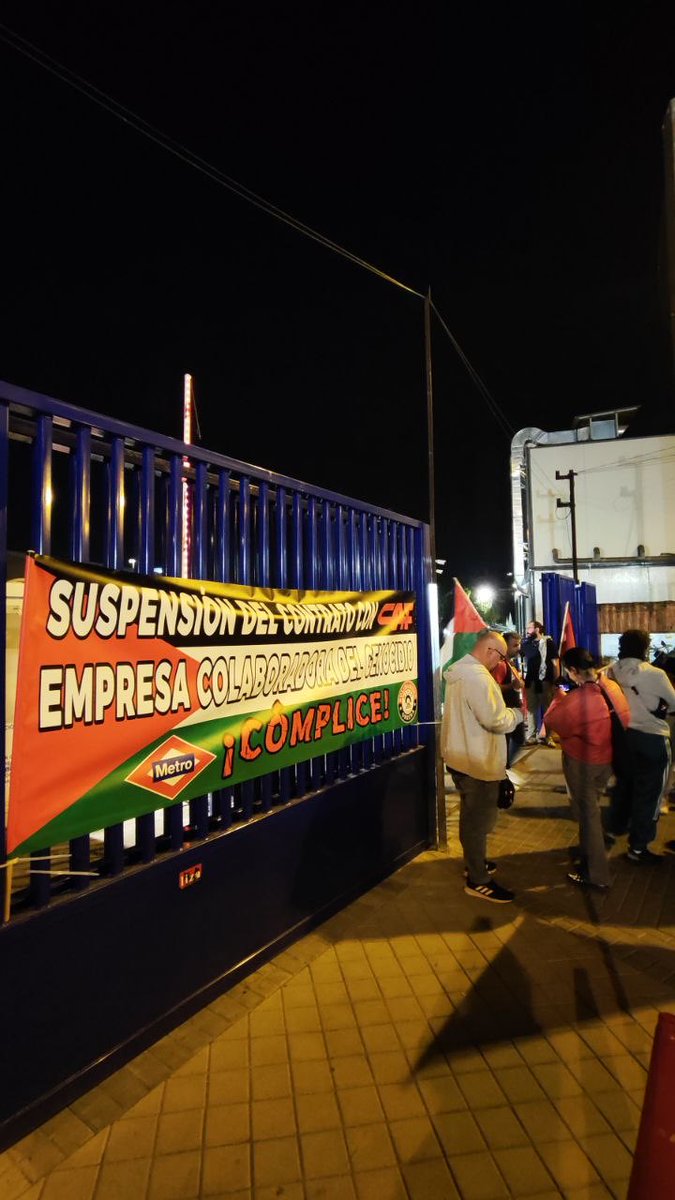 iDiarioES's tweet photo. 🇵🇸15-O | Primer pikete informativo de la jornada, organizado por @SoliObrera en el depósito de metro de Ventas.
@ObreraMetro
#15OCT #Palestina #Genocidio https://t.co/z0bfA42nin