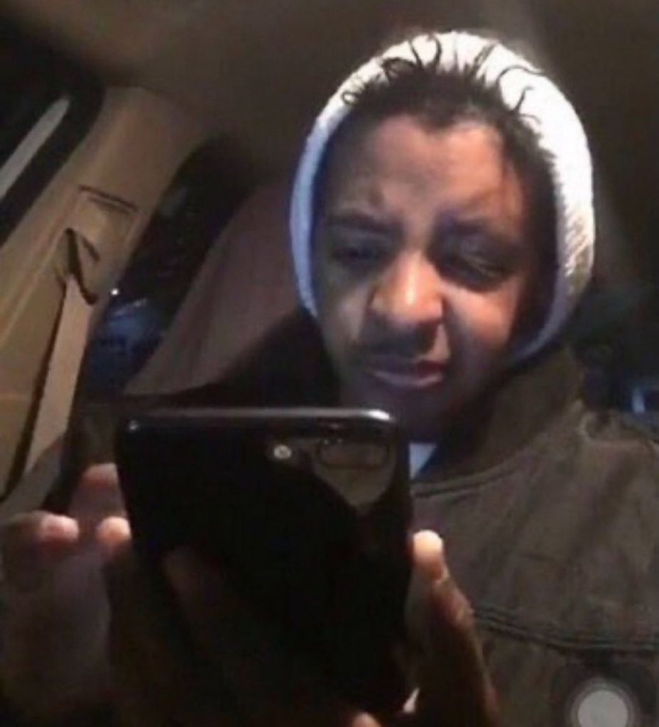 وانت داخل تشيك كل دقيقه تشوف نزلوا بكره اجازة ولا لا