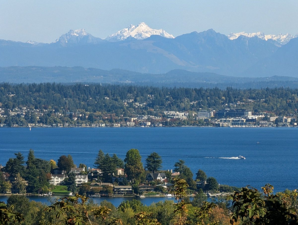 alpendamon's tweet photo. Laurelhurst, Lake Washington, Kirkland, Glacier Peak https://t.co/KsxI64tVjj