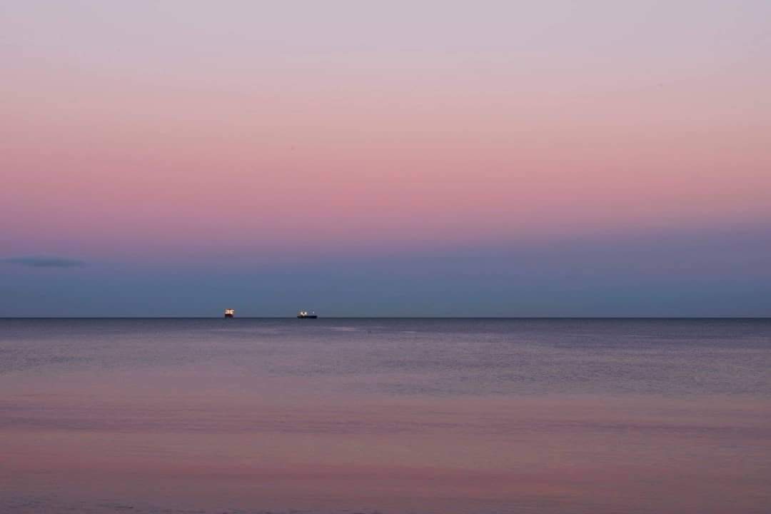 lookitscharr's tweet image. will forever be a "look how pretty the sky is" girlie 🌅