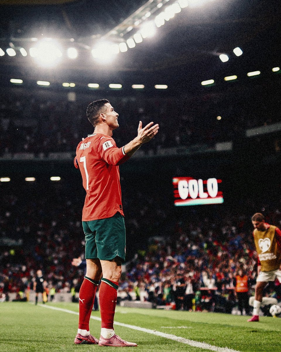 948 goles en su carrera, 143 goals con Portugal 

RONALDO - 7