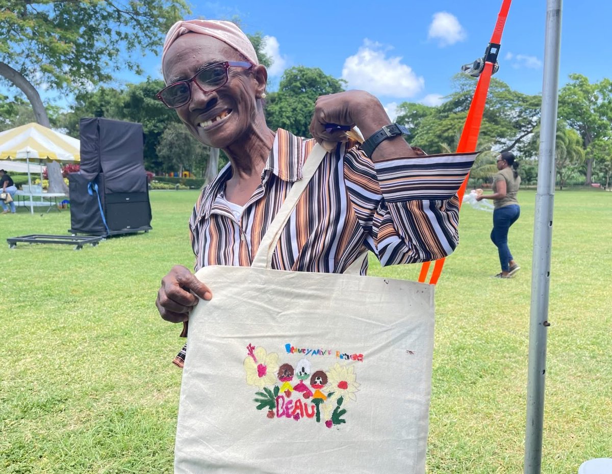 TW_StKitts's tweet photo. #Taiwan🇹🇼 #ICDF volunteer Chichi Chuang hosted a heartwarming “Paint & Sip” canvas bag workshop for seniors in 🇰🇳 St. Kitts and Nevis. She designed patterns inspired by their favorite elements and added poetic lines like “Beauty never retires, we bloom in every season.” 🎨💕 https://t.co/jqcwWkLrgz