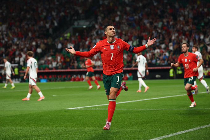 كريستيانو رونالدو لا يصدق ما حدث! المنتخب البرتغالي كان متقدمًا 2-1 بفضل ثنائية من رونالدو، لكن هدفًا قاتلًا في اللحظات الأخيرة من سوبوسلاي أنهى المباراة بالتعادل 2-2 أمام المجر.. البرتغال ستكون بحاجة للانتظار قبل أن تحسم تأهلها رسميًا إلى كأس العالم المقبلة 