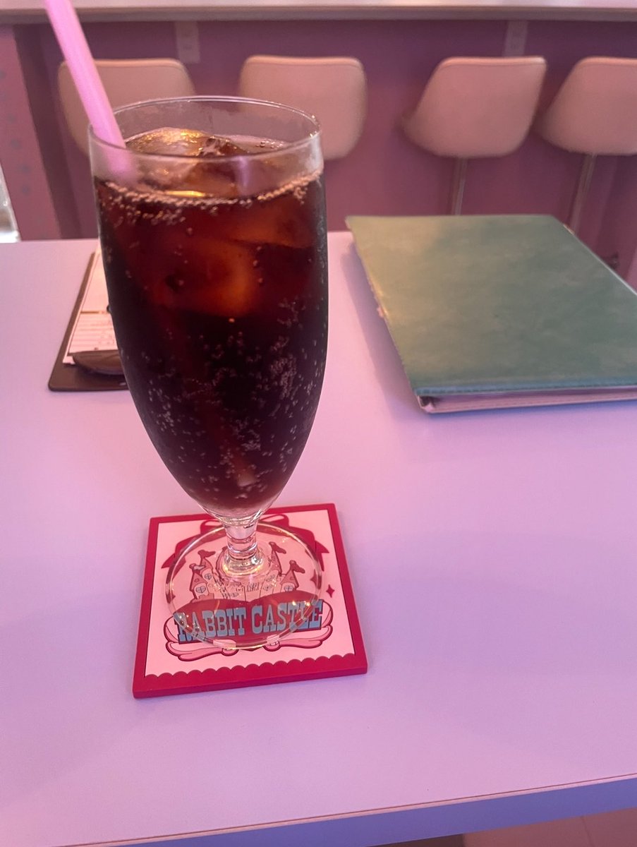 2eAPAaCzYPMz88X's tweet photo. 秋葉原にあるコンカフェ「RABBIT CASTLE」さんに遊びに行きました!
お目当てのレトちゃんに会えたので、とても良きでした...
話したいことも話せてとても満足しました。
#RABBITCASTLE
#こっちみてレトちゃん
#秋葉原 #コンカフェ https://t.co/VAr3MfnQ6L