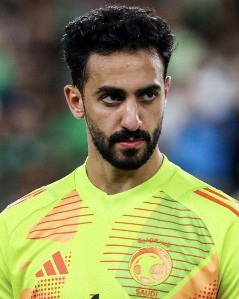 لاعب صغير بعمر 25 حاطين شياب منتهين روسهم براسه ودوبهم دوبه ومتصيدين عليه وينتظرون اقرب زله منه لاكن هل هزه هل اضعفو شخصيته !

لا ولد الناس بشخصيه عظيمه وقويه وطى على رقابهم ولا شافهم شي 🐐🐐💛💛