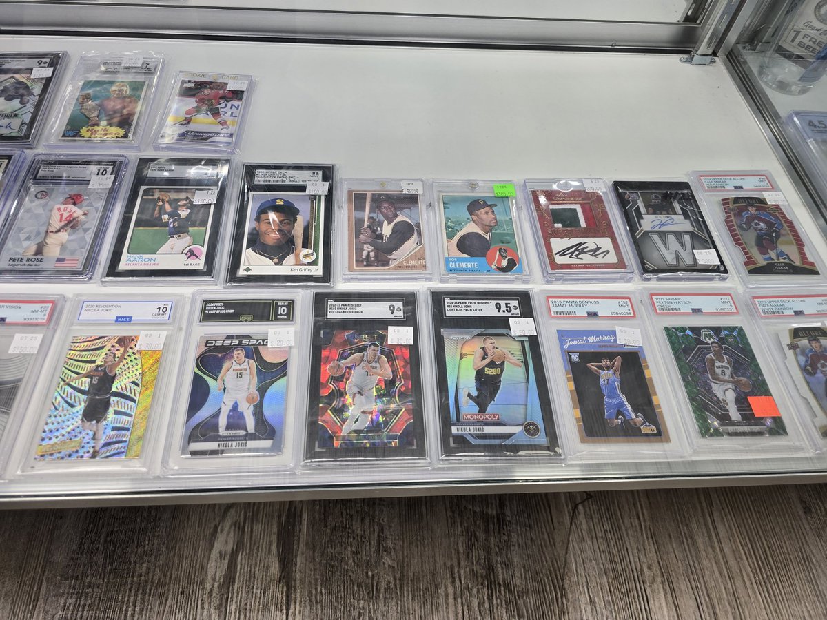 KSProductions9's tweet image. 🏈⚾️ All C&apos;s South 🏀⚽️

Looking for that perfect card to add to your collection?

At All C&apos;s Collectibles South, we’ve got it all—singles, slabs, and sealed product! Whether you’re a fan of vintage classics or chasing the hottest modern hits, our shelves are stacked!