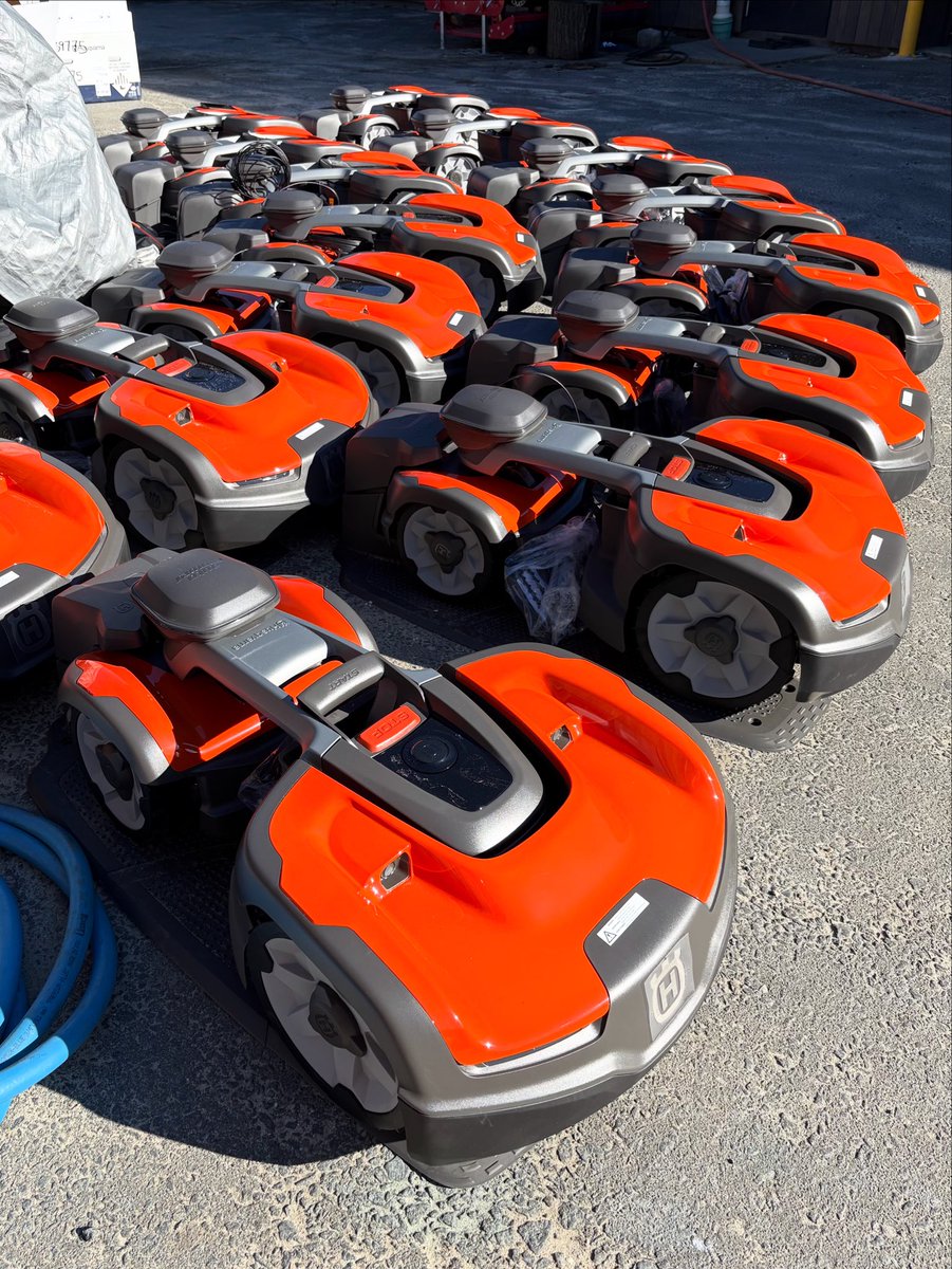 Big Delivery Day! 🦾🌱

#TamarackCountryClub just added 15 Husqvarna 535 AWD EPOS #Automowers to their grounds crew.

#Husqvarnaroboticmower #turfcare #golfcoursemaintenance #MTEequipment #greenwichct