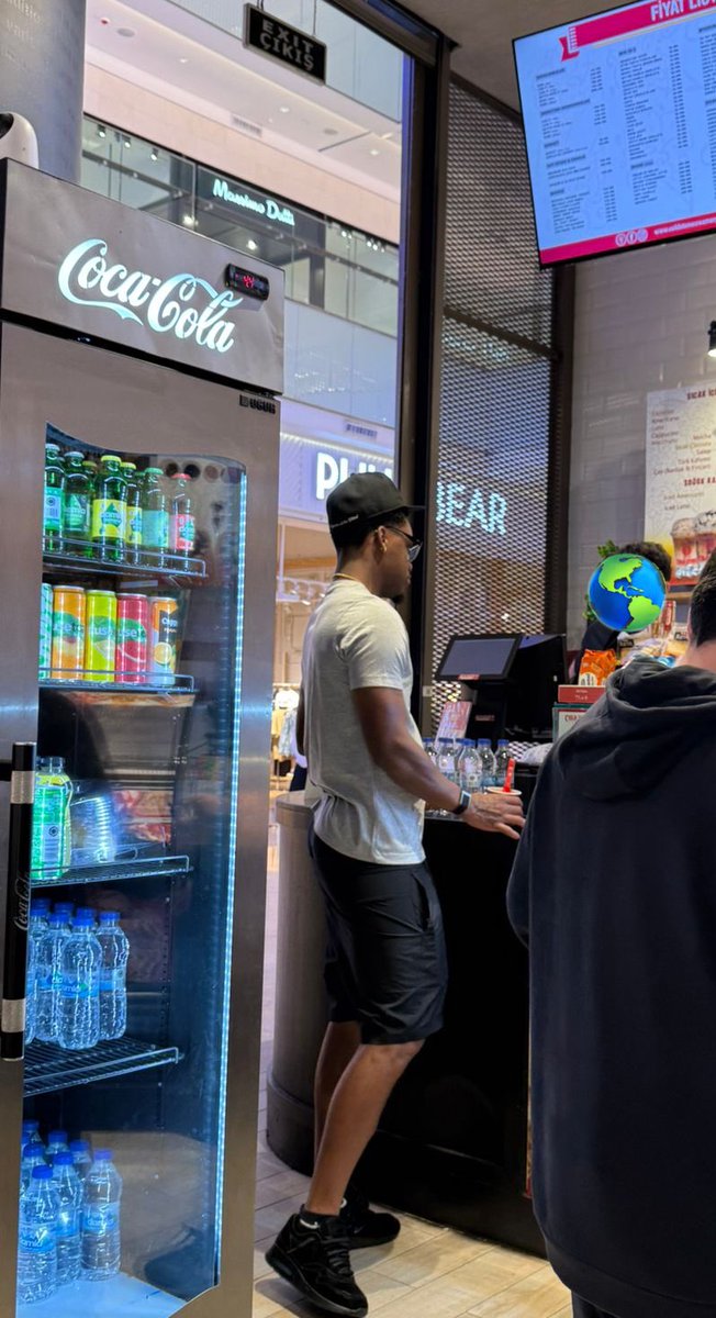 Stres kırığı değil üşütmedir bu havada böyle dolaşırsa. Nane limon kaynatın geçer👍🏽