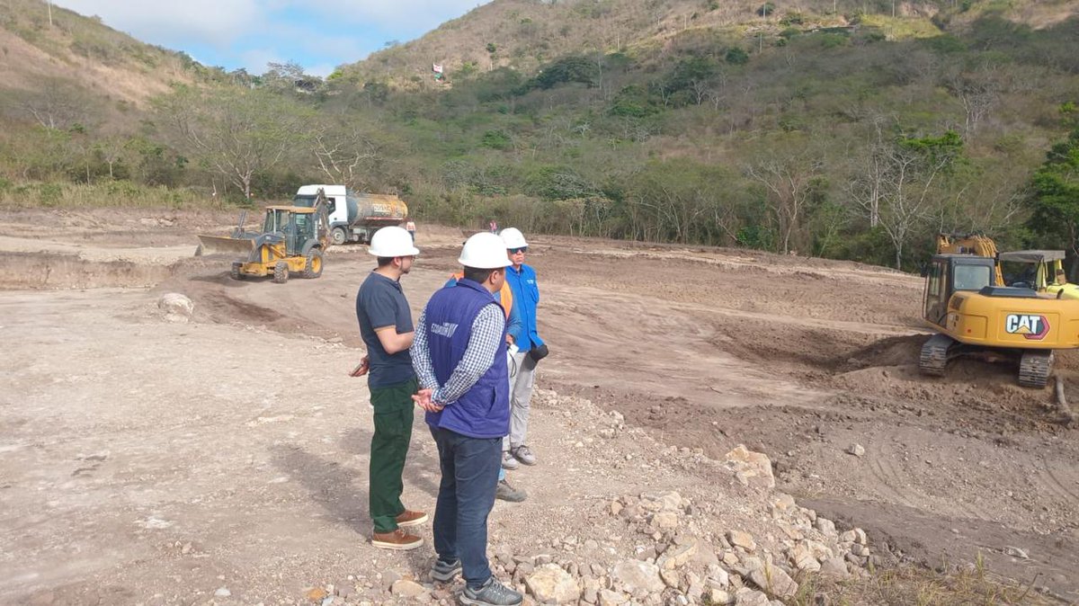MIT_Ecuador's tweet photo. #ElOro | La Empresa Pública de Vivienda y Desarrollo Urbano EP suscribió el contrato con JECEPA Construcciones S.A. para la construcción de 100 viviendas de interés social en el cantón Piñas. 

✅ Inversión: USD 2,7 millones.
✅ Beneficiará a 500 personas, promoviendo la generación de empleo local y el desarrollo urbano en la provincia.

#ElNuevoEcuador