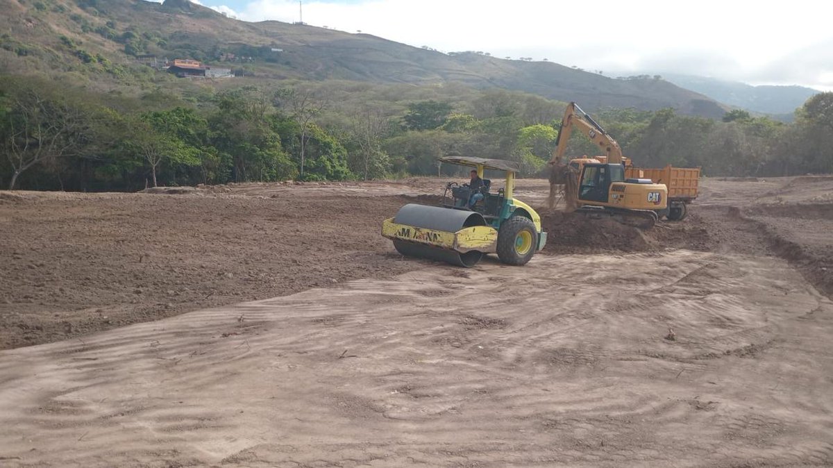 #ElOro | La Empresa Pública de Vivienda y Desarrollo Urbano EP suscribió el contrato con JECEPA Construcciones S.A. para la construcción de 100 viviendas de interés social en el cantón Piñas. 

✅ Inversión: USD 2,7 millones.
✅ Beneficiará a 500 personas, promoviendo la