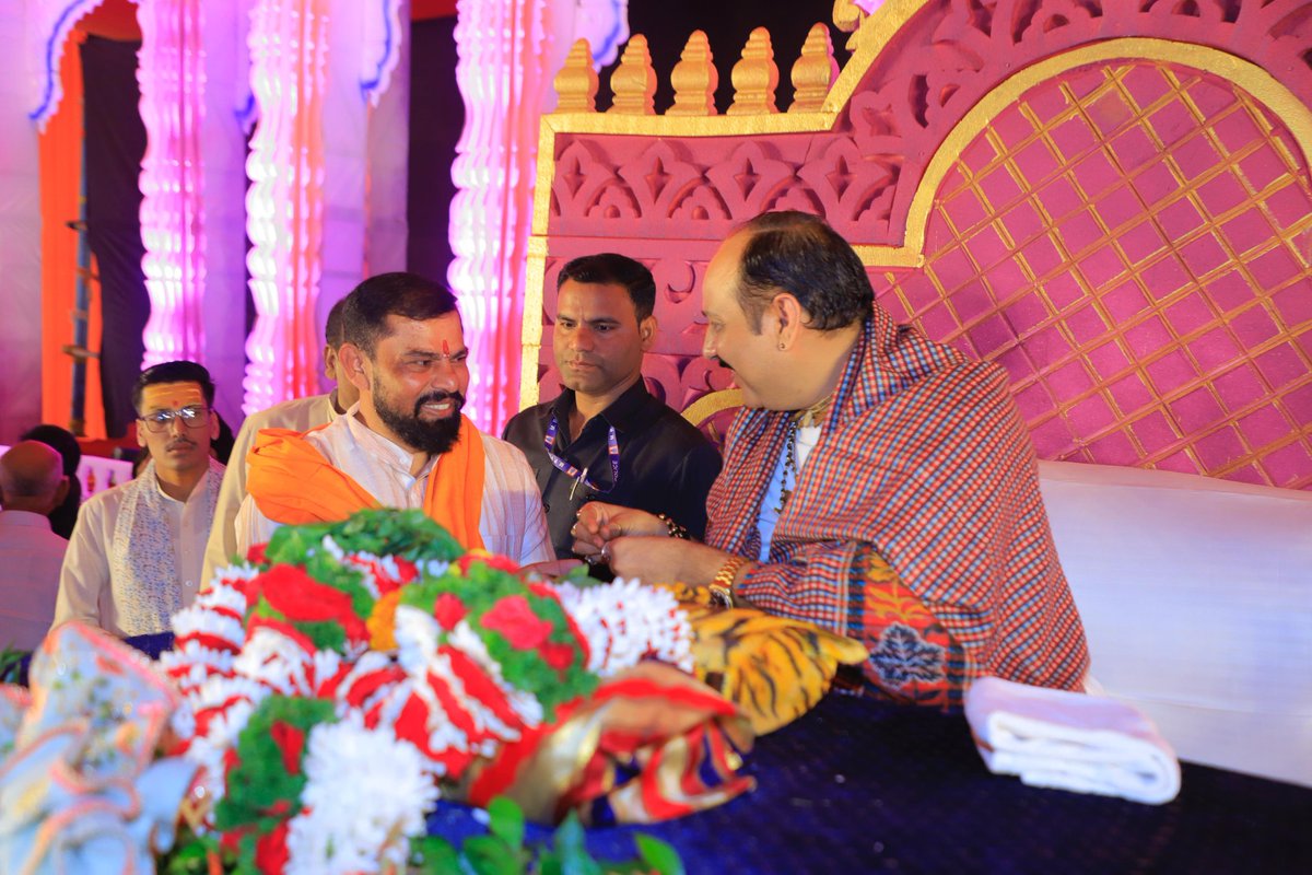 TigerRajaSingh's tweet photo. शिर्डी (महाराष्ट्र) में आयोजित श्री शिव महापुराण कथा में प.पू. पंडित श्री प्रदीप मिश्रा जी से आशीर्वाद प्राप्त हुआ और उनकी अमृतवाणी का पावन श्रवण किया। https://t.co/5nPS01OcL6