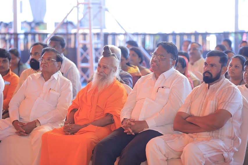 TigerRajaSingh's tweet photo. शिर्डी (महाराष्ट्र) में आयोजित श्री शिव महापुराण कथा में प.पू. पंडित श्री प्रदीप मिश्रा जी से आशीर्वाद प्राप्त हुआ और उनकी अमृतवाणी का पावन श्रवण किया। https://t.co/5nPS01OcL6