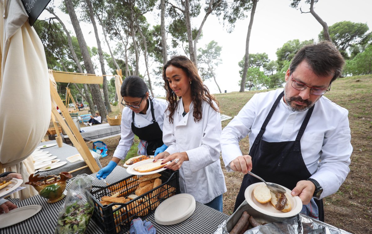 💫 Mediterrani i glosa

El passat diumenge vam celebrar la darrera data al Baix Penedès de l'actual edició del Perifèria Cultural, en aquest cas a Banyeres del Penedès. 💚

El dia va començar amb la música de Cafè d'Alger i tot seguit vam dinar el menú que ens va preparar el xef