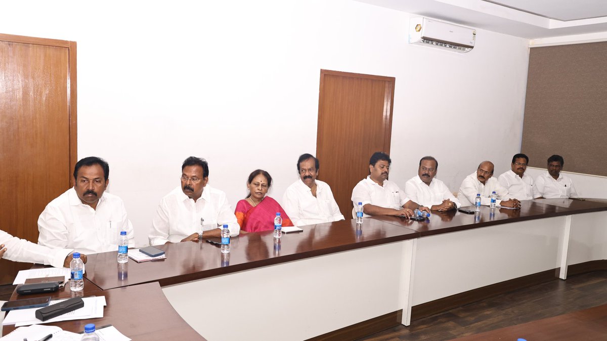 ruby_manoharan's tweet image. சத்தியமூர்த்தி பவனில் தமிழ்நாடு காங்கிரஸ் சொத்து மீட்பு மற்றும் பாதுகாப்பு குழு கூட்டம் நேற்று (13.10.25) தமிழ்நாடு காங்கிரஸ் கமிட்டி மாநில தலைவர் திரு செல்வபெருந்தகை அவர்கள் தலைமையில் நடைபெற்றது. அதில் நான் கலந்து கொண்டேன்.