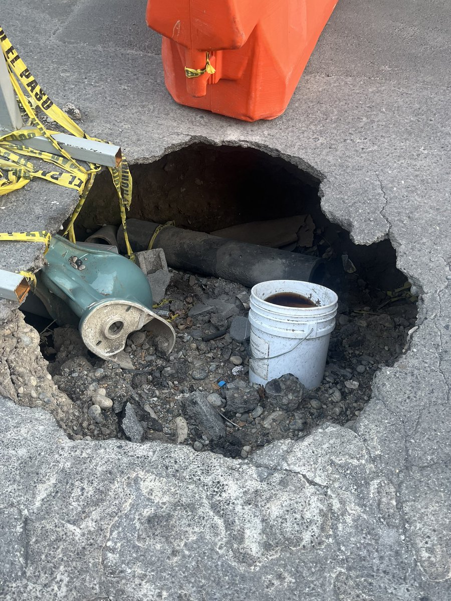 georgegiioo's tweet photo. Socavón en límites de colonia anahuac y colonia Chapultepec en @GobSanNicolas varios meses sin atender en la calle Justo Sierra donde se convierte en Candela @ayd_monterrey https://t.co/iv82BQZys5