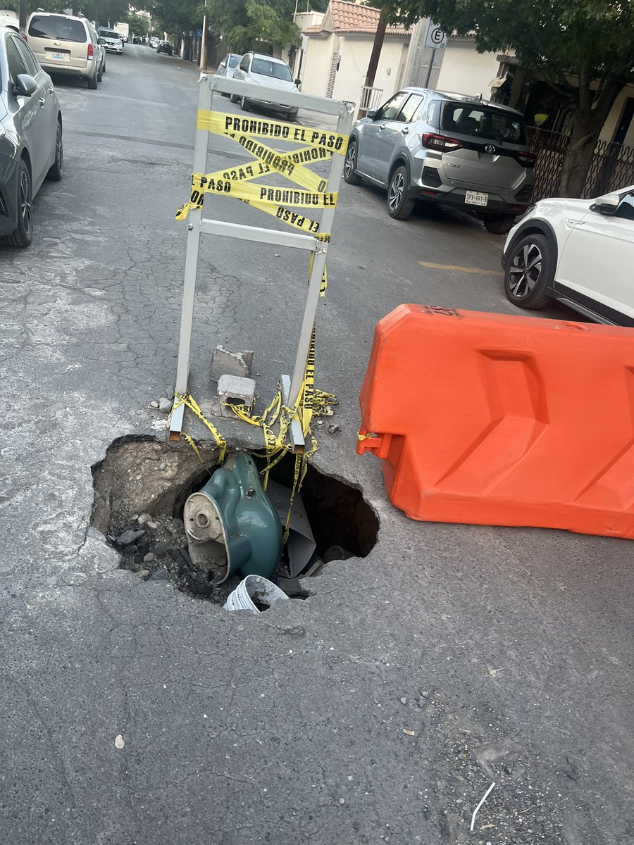 georgegiioo's tweet photo. Socavón en límites de colonia anahuac y colonia Chapultepec en @GobSanNicolas varios meses sin atender en la calle Justo Sierra donde se convierte en Candela @ayd_monterrey https://t.co/iv82BQZys5