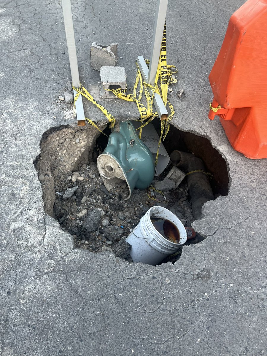 georgegiioo's tweet photo. Socavón en límites de colonia anahuac y colonia Chapultepec en @GobSanNicolas varios meses sin atender en la calle Justo Sierra donde se convierte en Candela @ayd_monterrey https://t.co/iv82BQZys5