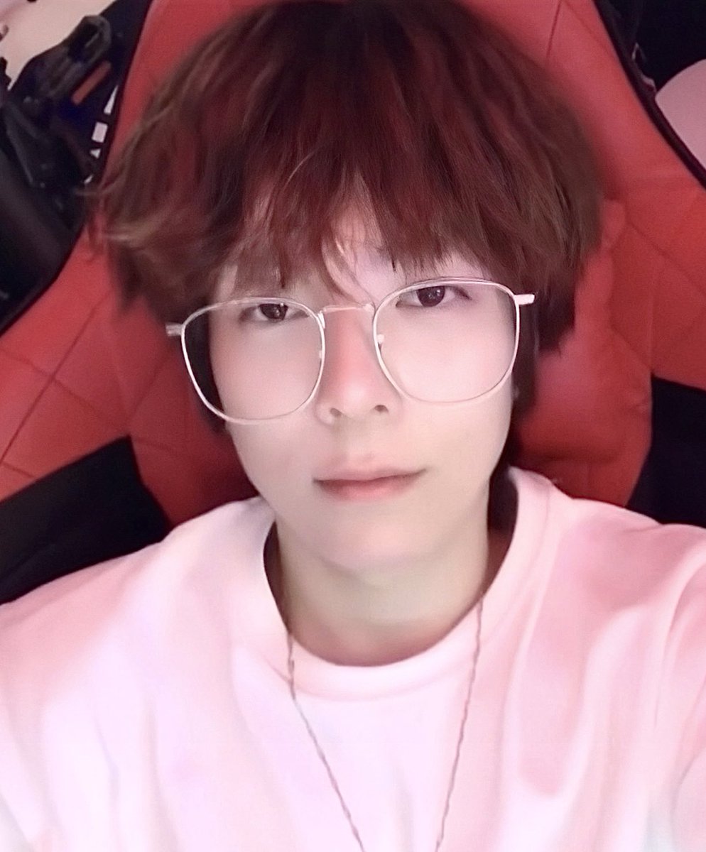 periwink1709's tweet photo. GLASSES COUPLE 🤓🤎🖤 #junjae #2jh https://t.co/t6XJp5OoTt