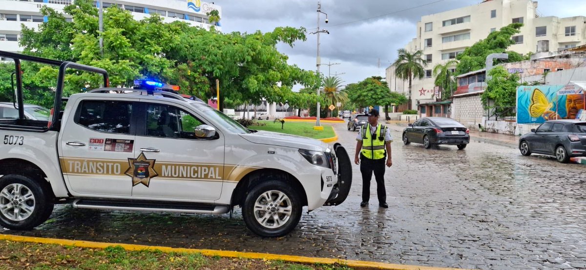 🌧👮🏻‍♀ Ante la presencia de lluvias intensificamos recorridos de prevención en distintos puntos de la ciudad y te recordamos que para tu seguridad es necesario que:

🔸 Conduzcas con precaución
🔸 Reduce la velocidad al conducir
(1/2)