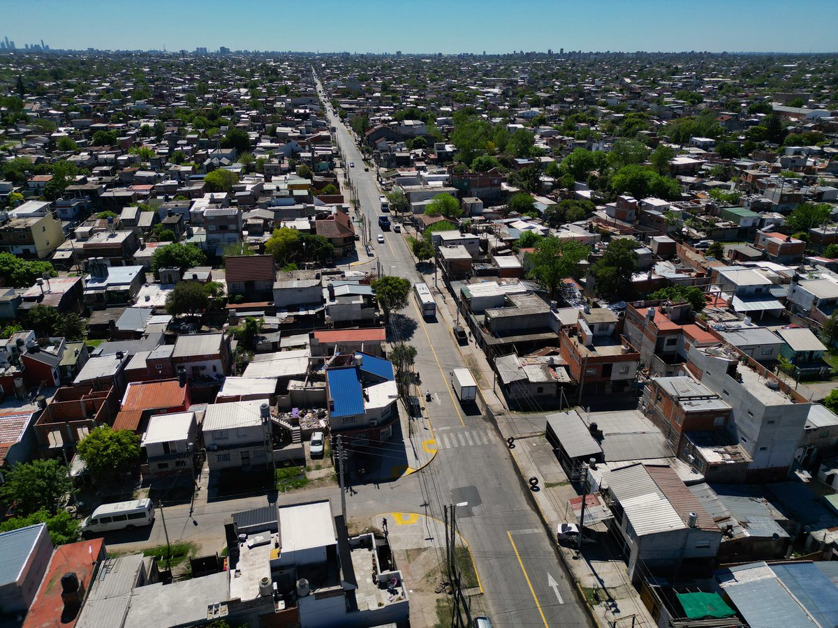 ✅ Más calles pavimentadas en #LomasDeZamora 

A través del Programa MAS finalizamos 18 cuadras de la calle Recondo con nuevas veredas, rampas, señalización y obras hidráulicas.  

➕ Accesibilidad y conectividad para 500 mil bonaerenses.

#ObrasQueTransforman
